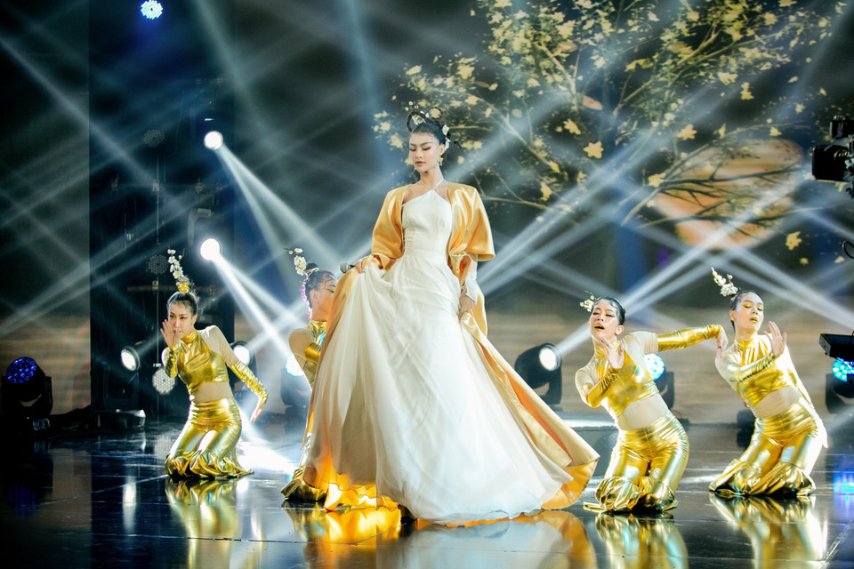 Với sự lựa chọn sáng suốt, đội The Fire Crown của Á hậu Kiều Loan đã xuất sắc nhận được 3 điểm 10 từ nhạc sỹ Nguyễn Hải Phong, giám khảo Hồng Nhung và Diệu Minh. Còn lại là số điểm 9,5 đến từ các giám khảo khác. Tổng số điểm 68 đã giúp Lona giành chiến thắng trước đội Giang Danh của Jsol. (Ảnh: CTV/Vietnam+)