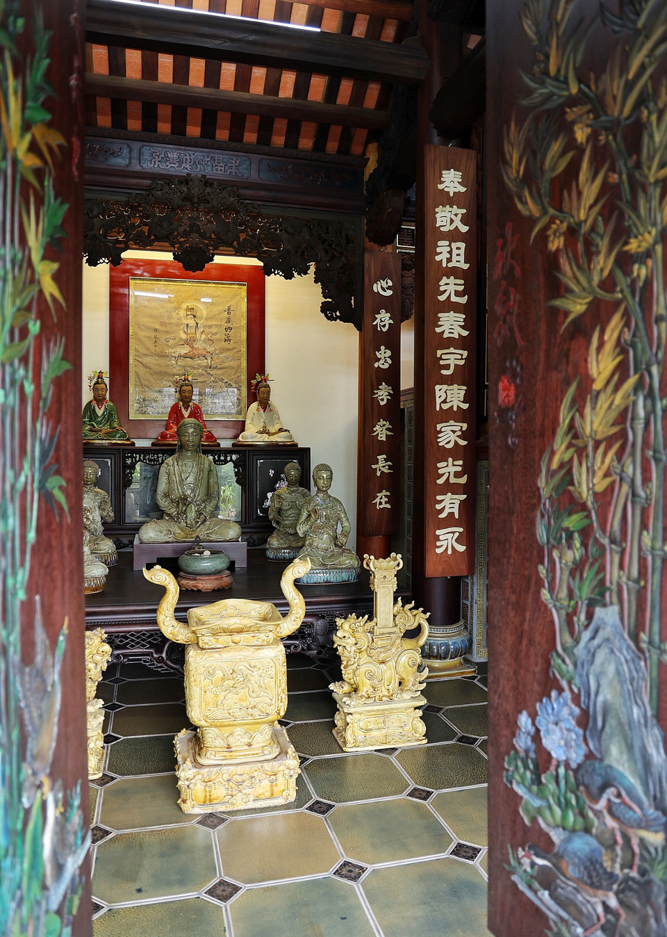 Gia chủ đã không chỉ tái hiện những nét đặc trưng của nhà gỗ cổ truyền thống Bắc Bộ mà còn nâng tầm không gian này lên bằng những câu chuyện, điển tích văn hóa gắn trong từng tác phẩm gốm hay các hình khối điêu khắc. Mỗi tác phẩm là một câu chuyện thấm đẫm văn hóa và lịch sử đất Việt. (Ảnh: Xuân Mai/Vietnam+)