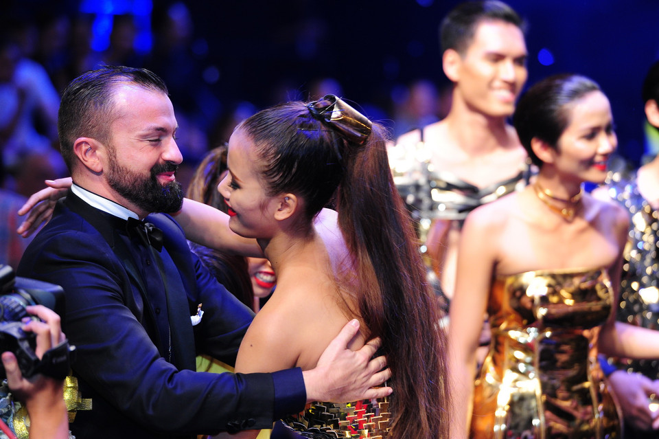 Hương Ly nhận chia sẻ từ nhà thiết kế Pháp Julien Fournié.(Nguồn ảnh: BTC)