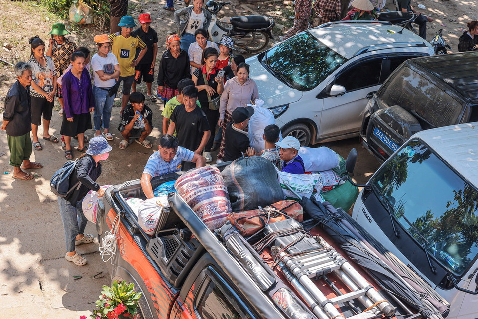 Các đơn vị thiện nguyện trao hỗ trợ lương thực, thực phẩm đến tận tay người thân xóm Thượng, thôn Kho Vàng, sáng 19/9. (Ảnh: Hoàng Hiếu/TTXVN)