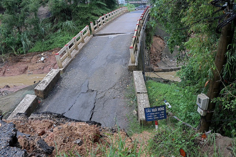 Hiện trường vụ sập và gãy một phần cầu Ngòi Móng trên đường tỉnh 445, thành phố Hòa Bình. (Ảnh: Thanh Hải/TTXVN)
