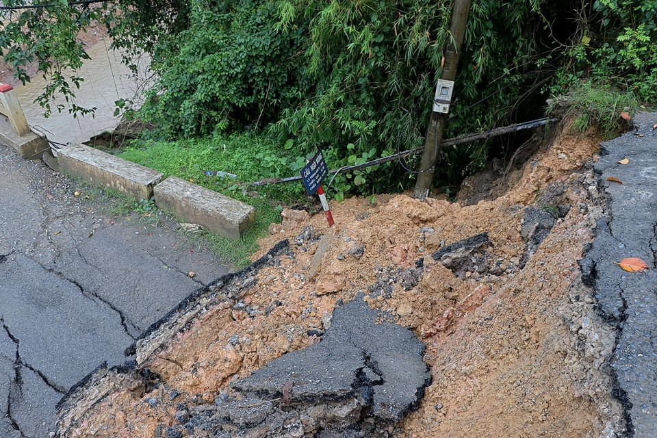 Vị trí cầu Ngòi Móng bị sập cách mặt đường khoảng 3m. (Ảnh: Thanh Hải/TTXVN)