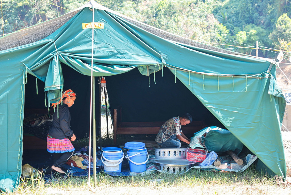 Người dân xóm Thượng tại nơi ở mới. (Ảnh: Hoàng Hiếu/TTXVN)