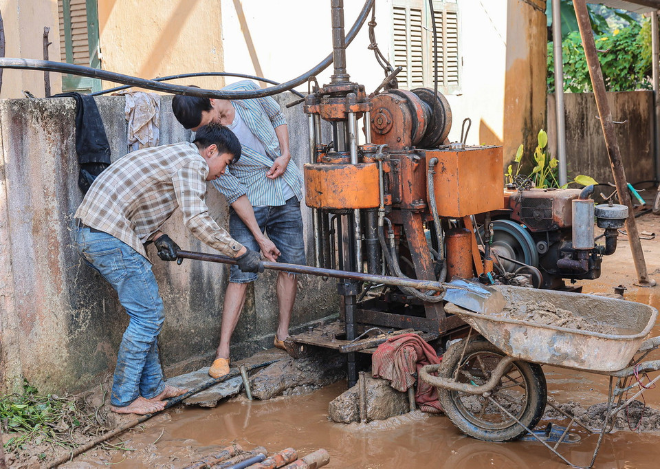 Khoan giếng đảm bảo đủ nước sạch cho nhu cầu sinh hoạt của người dân xóm Thượng tại nơi ở mới. (Ảnh: Hoàng Hiếu/TTXVN)