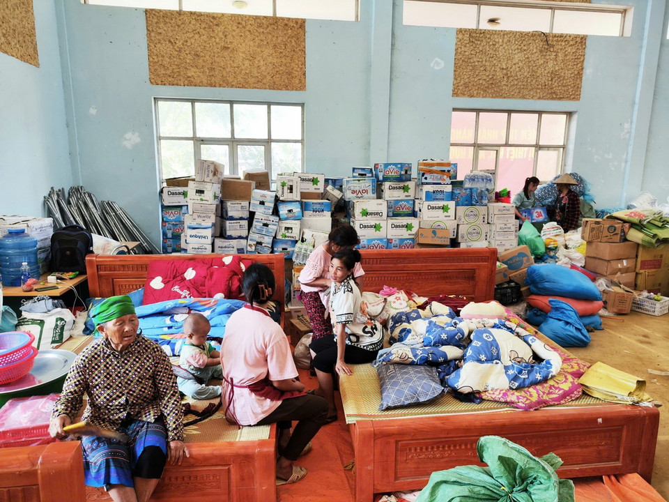 Người dân xóm Thượng đã chuyển về ở tại khu vực UBND xã Cốc Lầu từ ngày 17/9 đến nay. (Ảnh: Hoàng Hiếu/TTXVN)