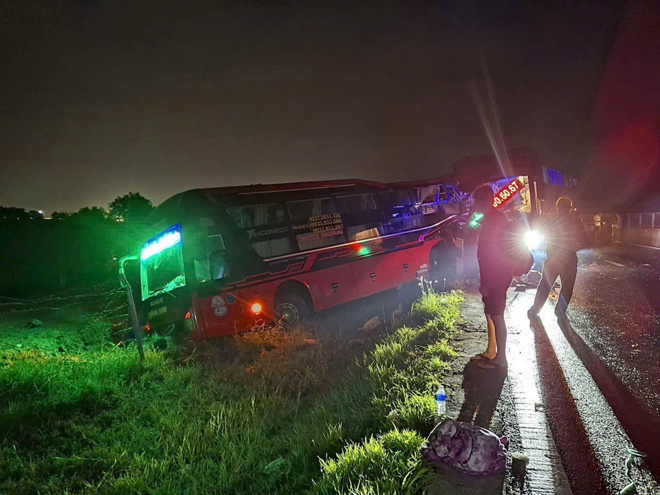 Hiện trường vụ tai nạn nghiêm trọng trên cao tốc Vĩnh Hảo-Phan Thiết làm 2 người chết, 10 người bị thương. (Ảnh TTXVN phát)