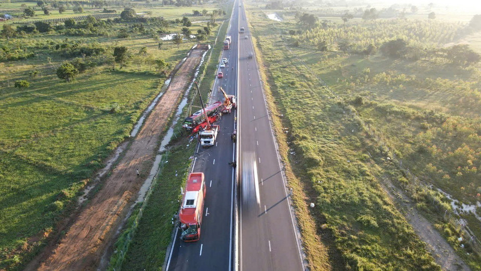 Hiện trường vụ tai nạn nghiêm trọng trên Cao tốc Vĩnh Hảo-Phan Thiết làm 2 người chết, 10 người bị thương. (Ảnh: TTXVN phát)
