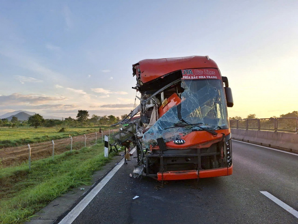 Hiện trường vụ tai nạn nghiêm trọng trên cao tốc Vĩnh Hảo-Phan Thiết làm 2 người chết, 10 người bị thương. (Ảnh TTXVN phát)