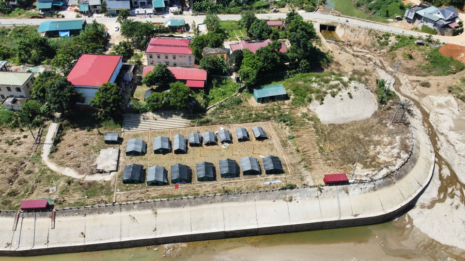 Khu vực dựng 22 căn lán tạm cho người dân thôn Kho Vàng. (Ảnh: Hoàng Hiếu/TTXVN)