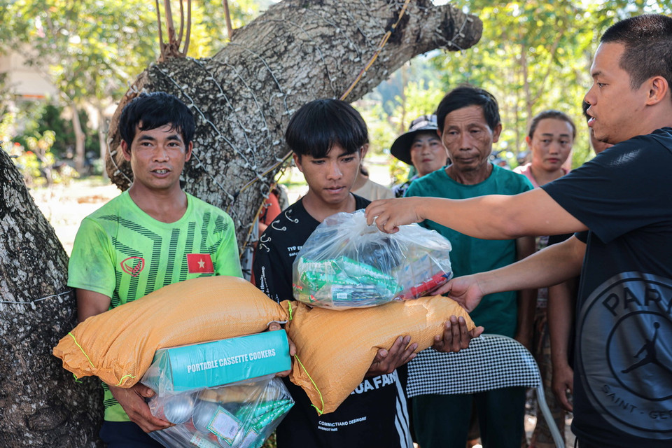 Các đơn vị thiện nguyện trao hỗ trợ lương thực, thực phẩm tận tay người thân xóm Thượng, thôn Kho Vàng. (Ảnh: Hoàng Hiếu/TTXVN)
