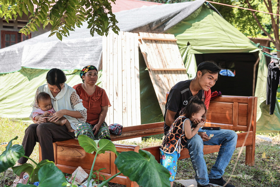 Gia đình chị Giàng Thị Són gồm 10 nhân khẩu tại nơi ở mới, sáng 19/9. (Ảnh: Hoàng Hiếu/TTXVN)