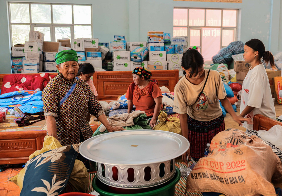 Từ 17/9, người dân xóm Thượng được di chuyển về khu vực UBND xã Cấu Lầu để đảm bảo an toàn, thuận tiện sinh hoạt. (Ảnh: Hoàng Hiếu/TTXVN)