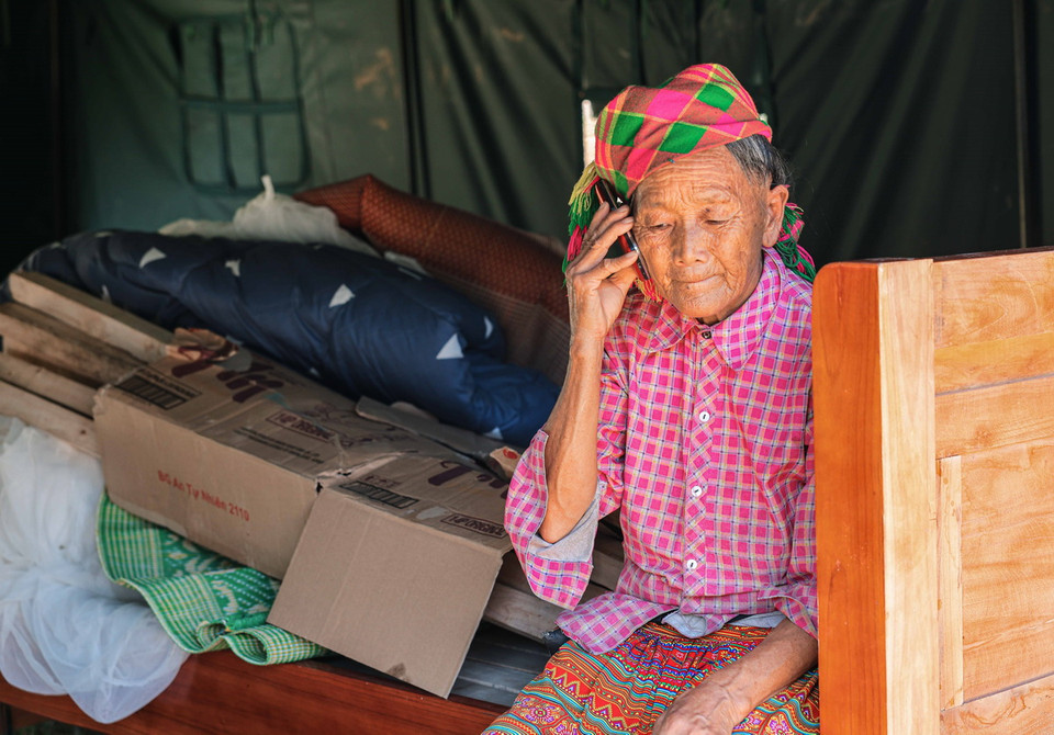 Người dân xóm Thượng tại nơi ở mới. (Ảnh: Hoàng Hiếu/TTXVN)