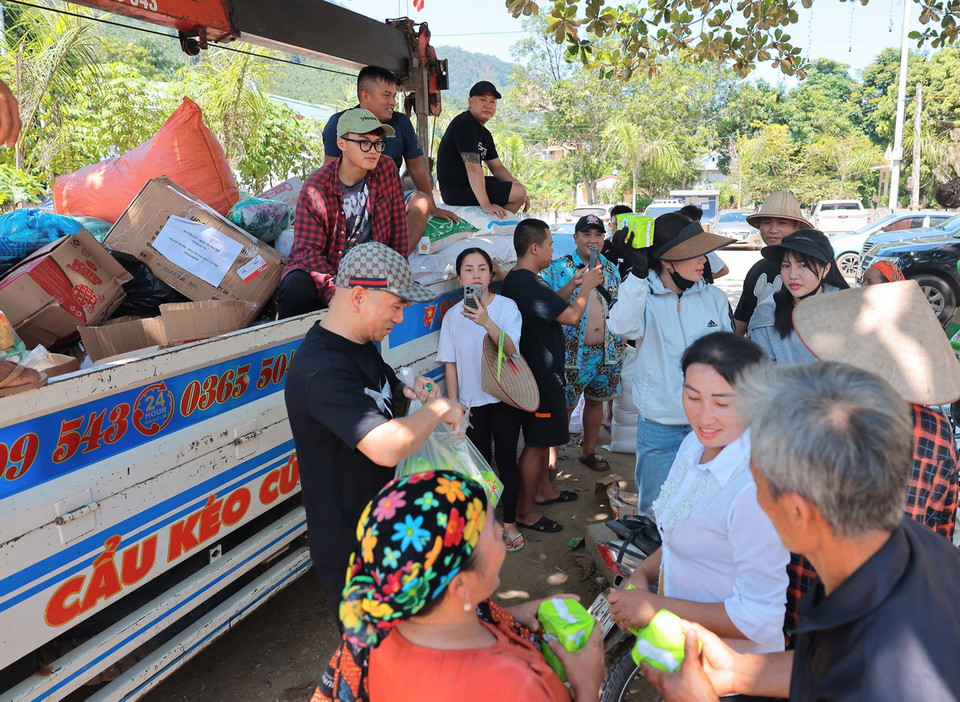 Các đơn vị thiện nguyện trao lương thực, thực phẩm tận tay người thân xóm Thượng, thôn Kho Vàng. (Ảnh: Hoàng Hiếu/TTXVN)