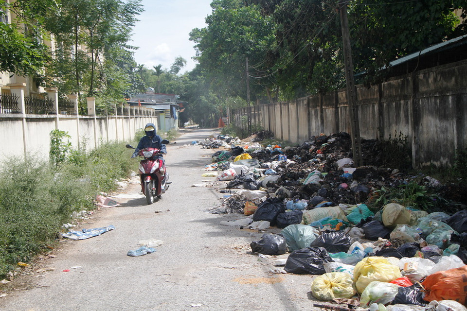 Rác thải bủa vây tuyến đường Huy Cận, huyện Hương Khê. (Ảnh: Phan Quân/TTXVN)