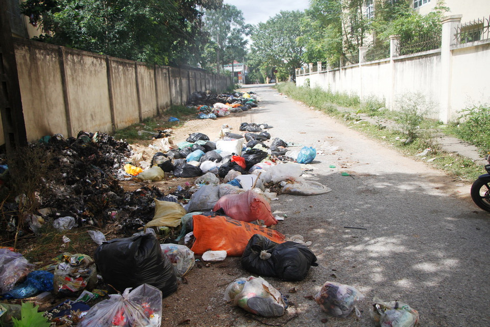 Sau gần 20 năm hoạt động với việc xử lý rác bằng phương cách chôn lấp, đến nay bãi rác Trại Lợn trên địa bàn xã Gia Phố, huyện Hương Khê, tỉnh Hà Tĩnh đã quá tải, gây ô nhiễm môi trường. Người dân sống xung quanh bất bình và lập rào chắn chặn không cho xe chở rác vào. (Ảnh: Phan Quân/TTXVN)