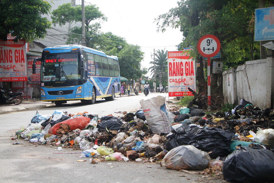 Rác thải được người dân vứt bừa bãi lấn chiếm lòng lề đường Lê Hữu Trác, thị trấn Hương Khê. (Ảnh: Phan Quân/TTXVN)