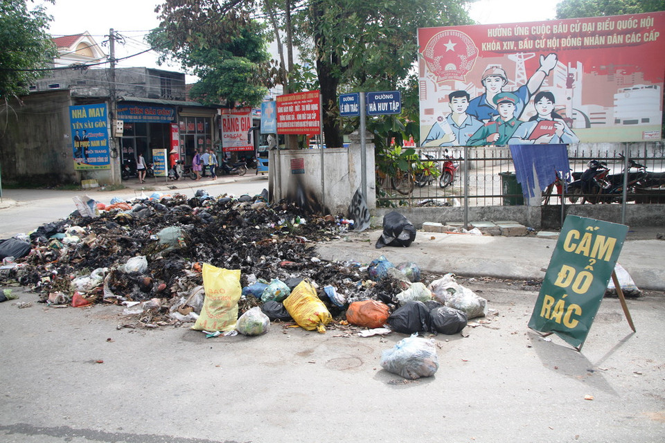 Mặc dù đã có biển báo 'cấm đổ rác' nhưng rác thải vẫn được vứt bừa bãi trên đường Hà Huy Tập và Lê Hữu Trác. (Ảnh: Phan Quân/TTXVN)