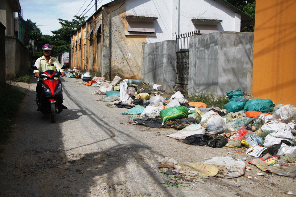 Do không tìm được 'đầu ra' cho rác thải nên hàng trăm hộ dân tại thị trấn Hương Khê mỗi ngày buộc phải vứt hàng tấn rác thải ra nhiều tuyến phố, gây nên tình trạng ô nhiễm môi trường nghiêm trọng, làm mất mỹ quan đô thị và nguy cơ dịch bệnh bùng phát. (Ảnh: Phan Quân/TTXVN)