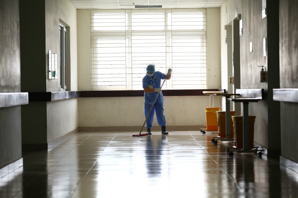 Phòng điều trị cho bệnh nhân dương tính tại khoa Nhiễm khuẩn tổng hợp đã chuẩn bị sẵn sàng. (Ảnh: Minh Quyết/TTXVN)