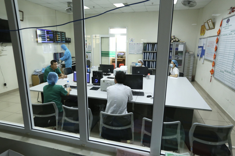 Sẽ có 7 y, bác sỹ trực tại khoa cấp cứu để đón đoàn. (Ảnh: Minh Quyết/TTXVN)