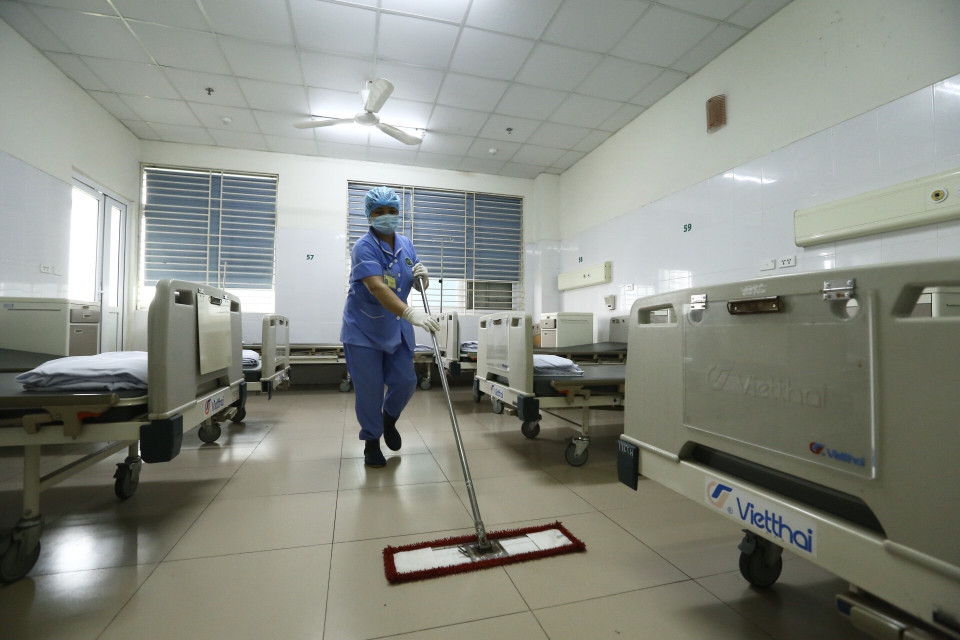 Phòng điều trị cho bệnh nhân dương tính tại khoa Nhiễm khuẩn tổng hợp đã chuẩn bị sẵn sàng. (Ảnh: Minh Quyết/TTXVN)