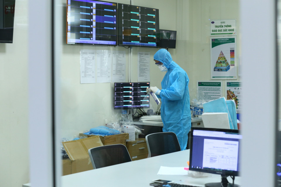 Sẽ có 7 y, bác sỹ trực tại khoa cấp cứu để đón đoàn. (Ảnh: Minh Quyết/TTXVN)