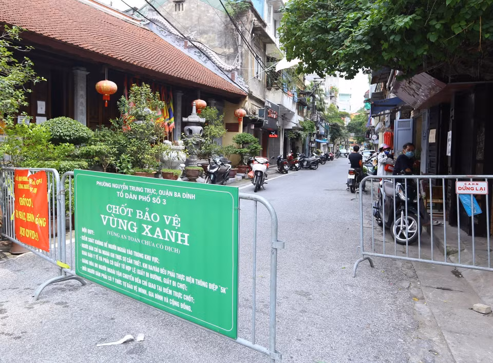 Phố Phan Huy Ích tạm thời mở chốt 'vùng xanh' để người dân qua lại thuận tiện nhưng vẫn duy trì hoạt động. (Ảnh: Hoàng Hiếu/TTXVN)