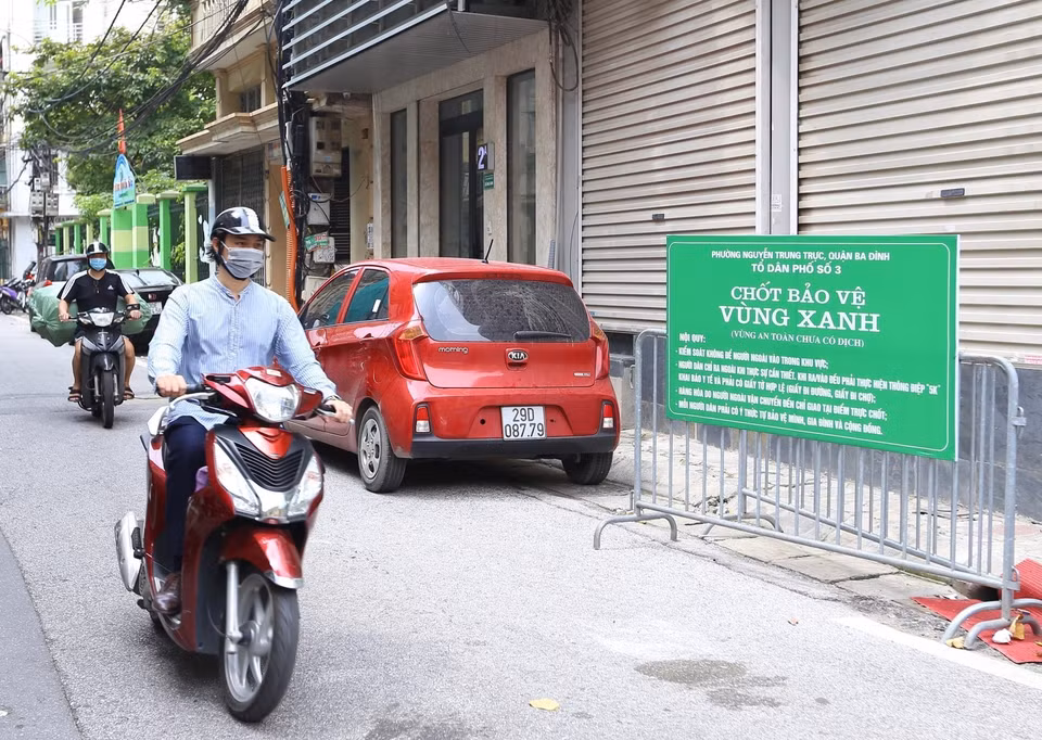 Rào chắn 'vùng xanh' phố Phan Huy Ích cắt Nguyễn Trường Tộ (Ba Đình) được dựng gọn để người và phương tiện qua lại. (Ảnh: Hoàng Hiếu/TTXVN)