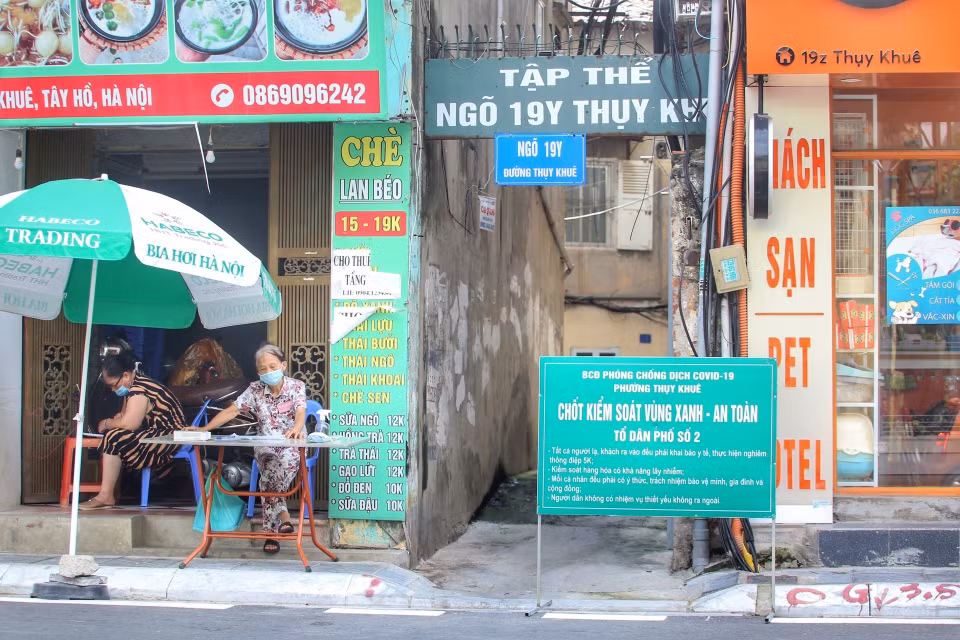 Một vài khu dân cư trên phố Thuỵ Khuê (quận Tây Hồ) vẫn duy trì chốt kiểm soát vùng xanh. (Ảnh: Tuấn Đức/TTXVN)