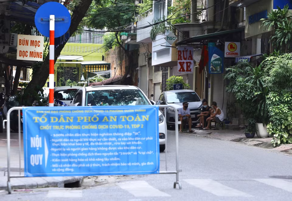 Chốt tổ dân phố an toàn trên đường Quán Thánh (phường Quán Thánh, Ba Đình) đã mở sáng 22/9. (Ảnh: Hoàng Hiếu/TTXVN)