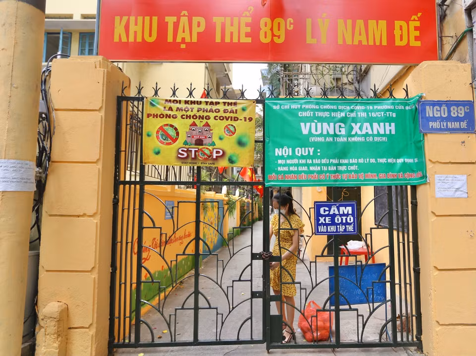 Tại 'vùng xanh' trên đường Lý Nam Đế (phường Cửa Đông, Hoàn Kiếm), người dân vẫn giữ thói quen ra khóa cổng khi ra vào để phòng, chống COVID-19. (Ảnh: Hoàng Hiếu/TTXVN)