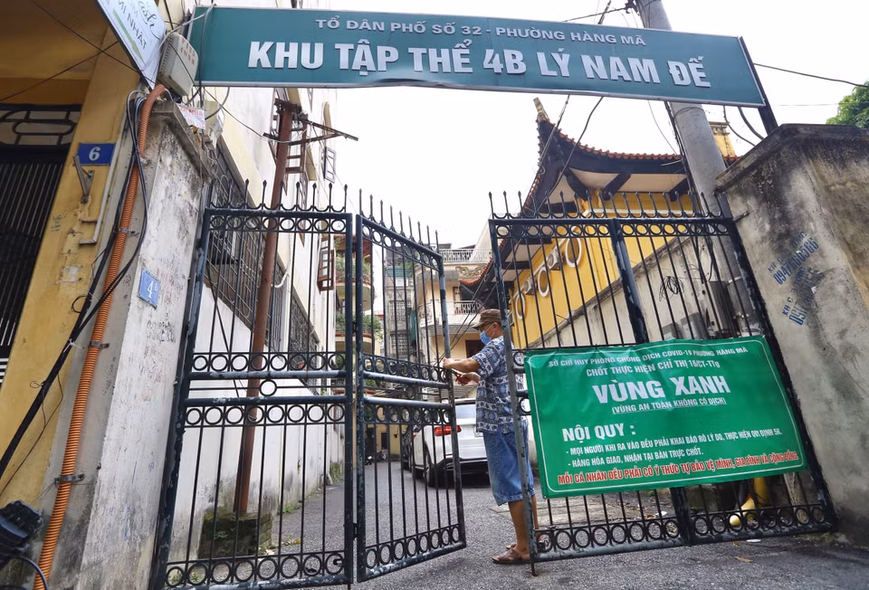 Khu tập thể 4B Lý Nam Đế (phường Hàng Mã, Hoàn Kiếm) chỉ người dân trong khu mới có chìa khóa ra, vào để phòng, chống dịch COVID-19. (Ảnh: Hoàng Hiếu/TTXVN)