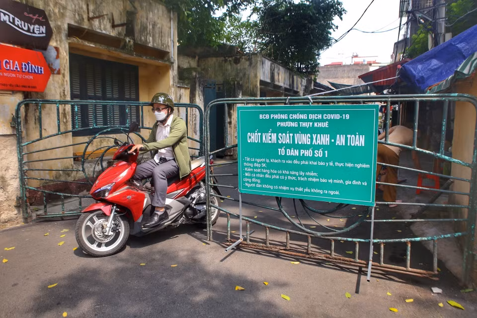 Một vài khu dân cư trên phố Thuỵ Khuê (quận Tây Hồ) vẫn duy trì chốt kiểm soát vùng xanh. (Ảnh: Tuấn Đức/TTXVN)