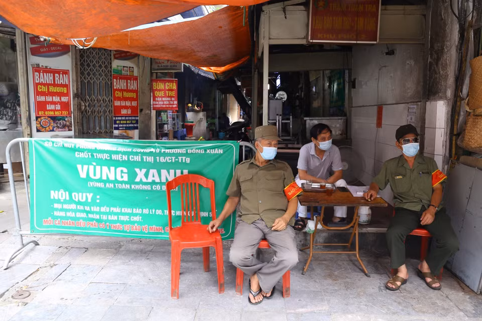 Lực lượng trực chốt vẫn có mặt tại một chốt 'vùng xanh' phường Đồng Xuân, quận Hoàn Kiếm, sáng 22/9. (Ảnh: Hoàng Hiếu/TTXVN)