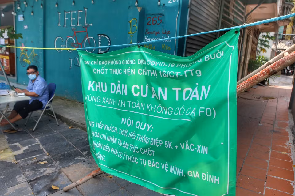 Khu vực Hồ Tây vẫn duy trì các chốt kiểm soát vùng xanh. (Ảnh: Tuấn Đức/TTXVN)