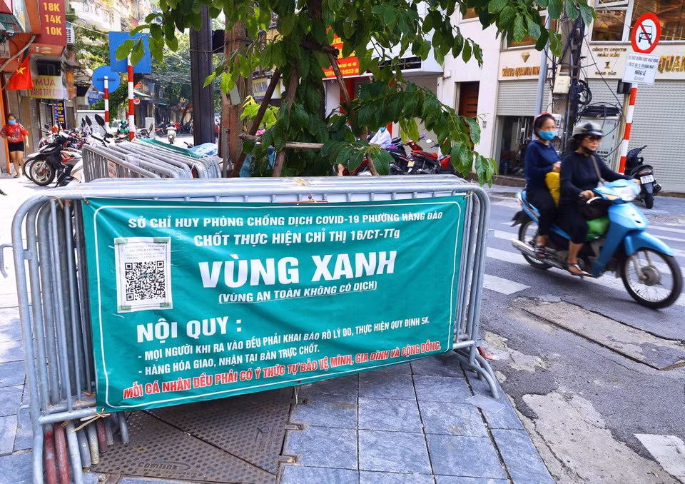 Trong khi nhiều nơi vẫn duy trì các chốt 'vùng xanh' thì tại không ít nơi, các rào chắn cứng 'vùng xanh' được dỡ bỏ (ảnh chụp trên phố Hàng Đào, quận Hoàn Kiếm, sáng 22/9. (Ảnh: Hoàng Hiếu/TTXVN)