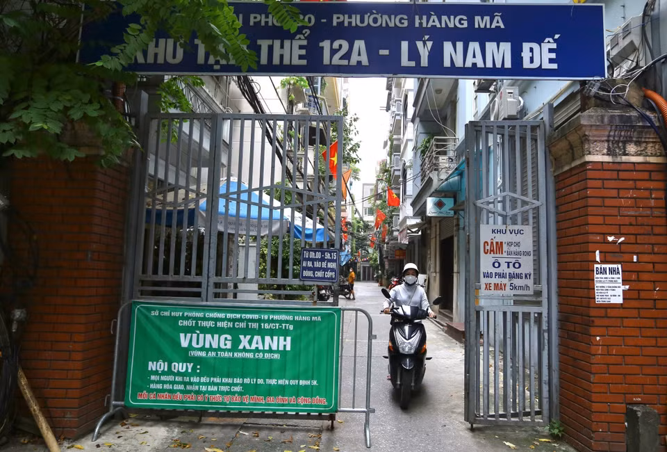 Việc duy trì các chốt 'vùng xanh' để kiểm soát các di, biến động của người dân trong khu vực. (Ảnh: Hoàng Hiếu/TTXVN)