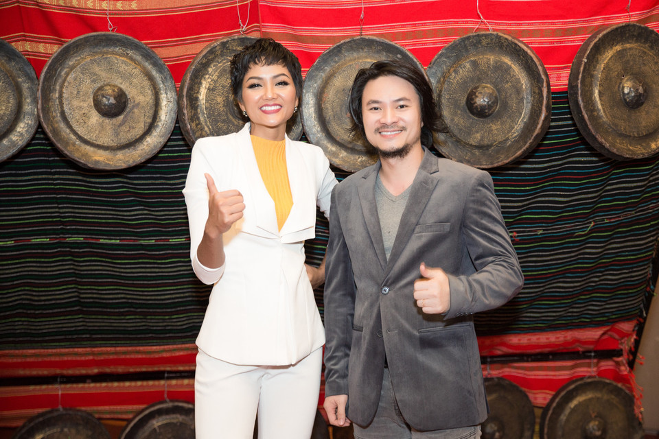 'Tuy nhiên, bên cạnh niềm vui thì lễ hội cũng tạo cho tôi những áp lực vô cùng lớn. Tôi trăn trở làm sao để lễ hội năm nay phải đặc sắc hơn, phải lưu luyến trong lòng khán giả lâu hơn như tiếng vọng của cao nguyên cứ luôn vang mãi vào núi rừng,' đạo diễn chia sẻ. (Ảnh: Viết Quý/Vietnam+)