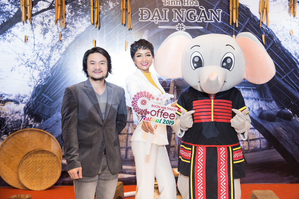 Tổng đạo diễn của lễ hội Hoàng Nhật Nam và Đại sứ Truyền thông H'Hen Niê. (Ảnh: Viết Quý/Vietnam+)