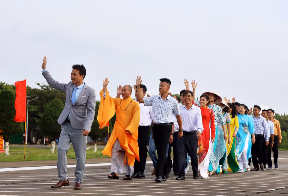 Cán bộ, công chức khối dân chính đảng và bà con nhân dân Trường Sa tham gia Lễ duyệt binh. (Ảnh: Hồng Đạt/TTXVN)