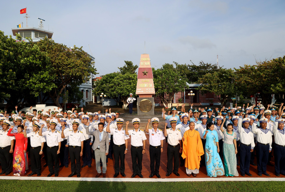 Cán bộ, chiến sỹ và bà con nhân dân Trường Sa thể hiện ý chí quyết tâm bảo vệ chủ quyền Quần đảo Trường Sa. (Ảnh: Hồng Đạt/TTXVN)