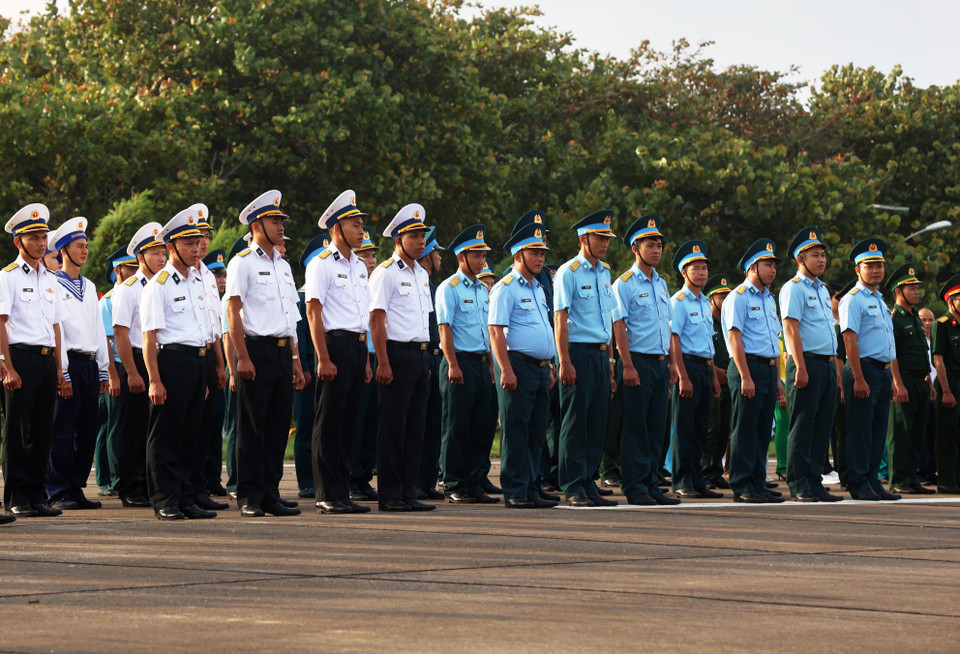 Cán bộ, chiến sỹ các lực lượng đóng quân trên đảo Trường Sa trong trang phục chỉnh tề chuẩn bị duyệt binh. (Ảnh: Hồng Đạt/TTXVN)
