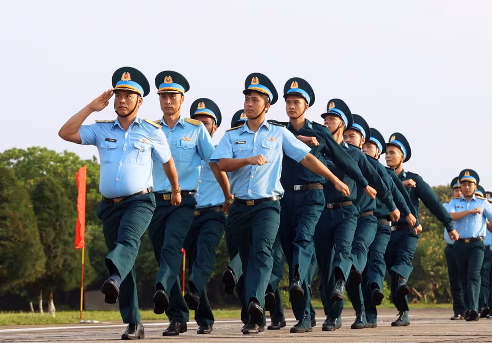 Các đơn vị đóng quân trên đảo Trường Sa tham gia Lễ duyệt binh. (Ảnh: Hồng Đạt/TTXVN)
