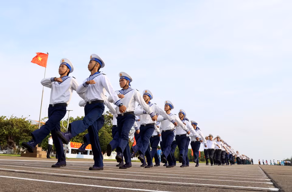 Chiến sỹ duyệt binh trên đảo Trường Sa. (Ảnh: Hồng Đạt/TTXVN)