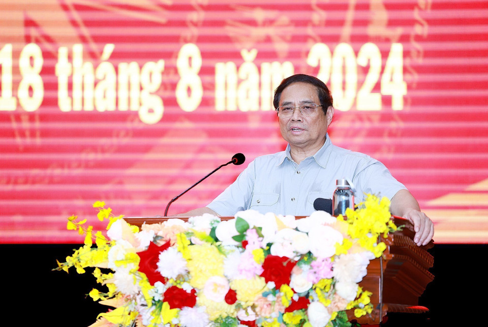 Thủ tướng Phạm Minh Chính động viên, giao nhiệm vụ cho cán bộ, chiến sỹ Công an tỉnh Đắk Lắk. (Ảnh: Dương Giang/TTXVN)