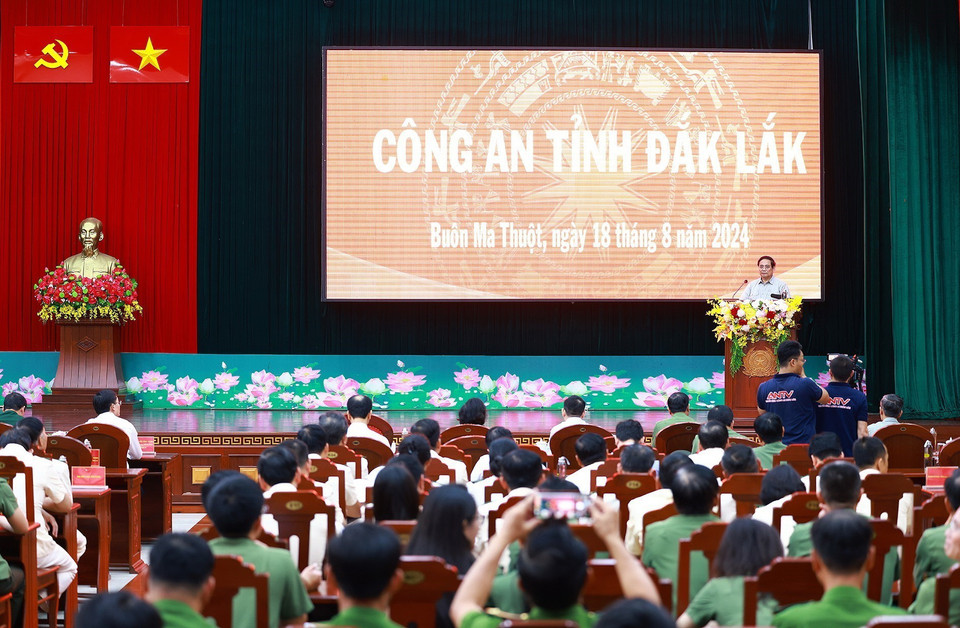 Thủ tướng Phạm Minh Chính động viên, giao nhiệm vụ cho cán bộ, chiến sỹ Công an tỉnh Đắk Lắk. (Ảnh: Dương Giang/TTXVN)