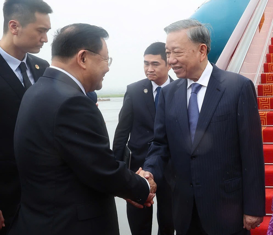 Lãnh đạo tỉnh Quảng Đông đón Tổng Bí thư, Chủ tịch nước Tô Lâm tại Sân bay Quốc tế Bạch Vân, thành phố Quảng Châu. (Ảnh: Trí Dũng/TTXVN)