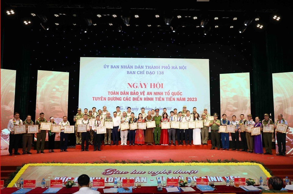 Các điển hình tiên tiến trong phong trào Toàn dân bảo vệ an ninh Tổ quốc thành phố Hà Nội năm 2023. (Ảnh: Phạm Kiên/TTXVN)