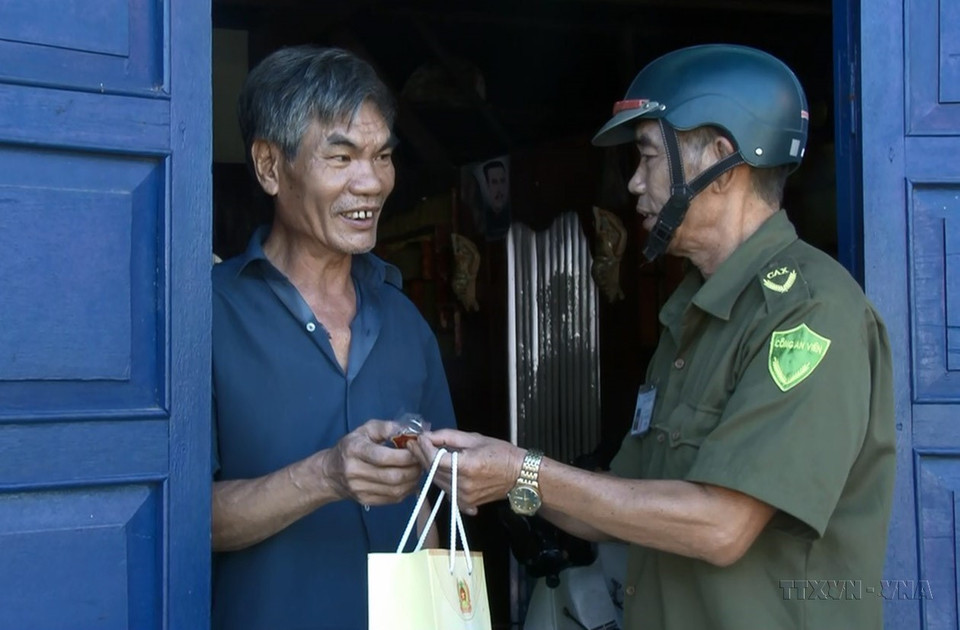 Công an xã Phú Bình, huyện miền núi Tân Phú (Đồng Nai) triển khai mô hình 'Móc khóa an ninh,' mô hình mới, lần đầu tiên được áp dụng mang lại hiệu quả thiết thực và được đông đảo nhân dân ủng hộ. (Ảnh: Lê Xuân/TTXVN)